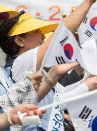 태극기 흔드는 한국자유총연맹 회원들