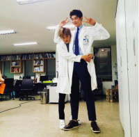 ‘닥터스’ 윤균상, 김민석과 다정한 촬영장 공개 “의국에서 잡은 최깡추!”