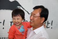  논문표절 의혹 여론 뭇매 괴산 나용찬 씨…의혹 제기한 L국회의원 사과 받아