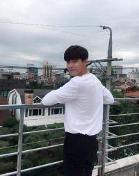 '더블유' 이종석, 무보정 '뒤태' 인증? "이게 요즘 유행하는 포즈"