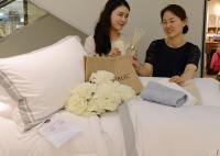 롯데백화점 부산본점 “폭신한 화이트 침구로 침실을 호텔처럼”