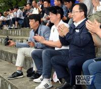 [포토] 김석준 교육감, 전국체육대회서 경남고 선수 응원
