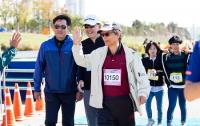 2016 일요신문,비즈한국 이봉주 마라톤, 신상철 대표이사 모습