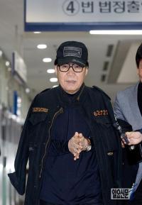 ‘대작 혐의’ 조영남 법원 출석