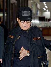 ‘대작 의혹’ 조영남 법원 출석