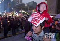 피켓 든 어린아이  ‘모이자! 분노하자! #내려와라 박근혜 2차 범국민행동’