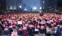 광화문 광장에 모인 시민들  ‘모이자! 분노하자! #내려와라 박근혜 2차 범국민행동’