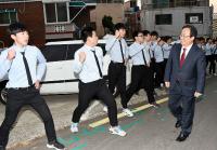 [포토] 김석준 교육감, 대학수능 수험생 ‘화이팅’ 격려