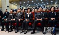 김영삼 전 대통령 1주기 추모식에 참석한 정계 인사들