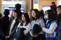 박 대통령 탄핵안 표결 시청하는 학생들