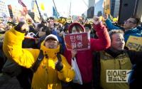환호하는 시민들 ‘박근혜 대통령 탄핵가결’