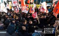 ‘박근혜 대통령 탄핵가결’ 구호 외치는 시민들