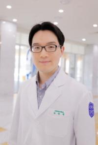 가톨릭관동대 국제성모병원 김영욱 교수, 백혈병 환아에 조혈모세포 기증