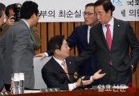 여야 의원들과 대책 논의하는 김성태 위원장