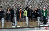 청와대 앞 취재진이 신기한 관광객들