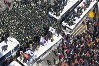 희비 엇갈린 헌법재판소 앞 일부 참가자 과격행동 눈살    