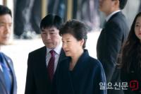 박근혜 전 대통령의 검찰소환 .................  다섯번째 걸음(노려봄)