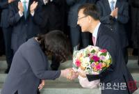 꽃다발 받는 김수남 검찰총장