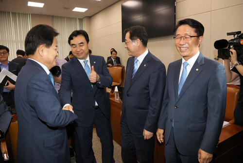 국토위, 김현미 청문보고서 채택