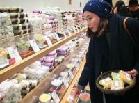 ‘명불허전’ 김아중, 일본서 쇼핑 모습 포착 “얼굴에서 빛이 나” 