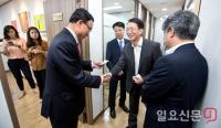 인사 나누는 채동욱 전 검찰총장 ‘법무법인 서평’ 개소식