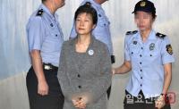 [속보] 법원, 박근혜 전 대통령 추가 구속영장 ‘발부’