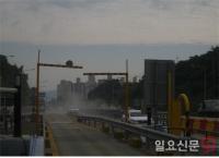 “주민들 발암물질에 노출”…통영 톨게이트 공사, 시멘트 분진 민가 살포 논란