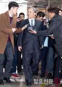영장실질심사 받으러 법에서 들어오는 김관진 전 국방부장관