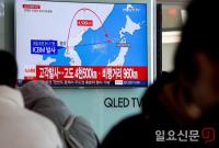 북한 미사일 발사에 귀 기울이는 시민들