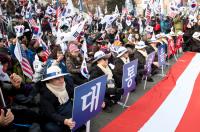 ‘대통령을 석방하라’ 서울역 태극기 집회