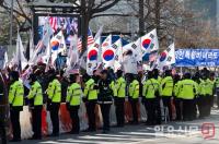 서울구치소 앞에 모인 박근혜 전 대통령 지지자들