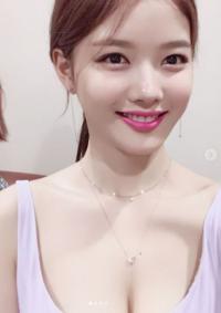 김유정, 시상식 드레스 인증샷 공개 '남다른 볼륨감' 깜짝
