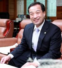 김영만 옥천군수, "군비로 유치원과 고등학교 동시 무상급식 제공"