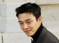 배우 유아인, 마녀사냥 연상 화형식 영상 인스타에 올려 논란...네티즌들 갑론을박