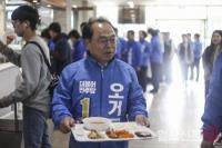 부산대 방문한 오거돈, 청년 표심잡기 행보 펼쳐