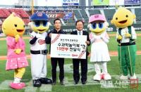롯데 자이언츠, 김석준 부산시교육감에 교보재 전달