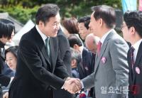 악수하는 김성태 자유한국당 원내대표  ‘99주년 대한민국 임시정부 수립 기념식’