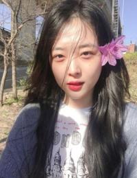 설리 근황, 머리에 꽃 꽂고 상큼한 생얼 미모 인증샷 "쪽"