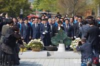 김경수 의원, 경남도지사 출마선언 후 첫 행보로 봉하마을 방문