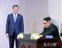 방명록에 서명하는 김정은 국무위원장