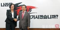 홍준표 대표와 악수하는 수잔 솔티 북한자유연합 대표 