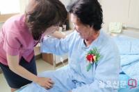 구포성심병원, 어버이날 카네이션 달아드리는 행사 가져