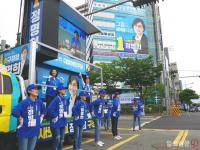 [포토] 민주당 정명희 부산북구청장 후보, 덕천사거리에서 공식선거운동 펼쳐