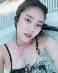 손담비, '섹시퀸'의 수영복 인증샷…쉴 때도 '시크+매혹' 