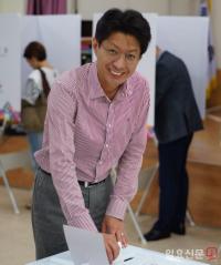 정장수 김해시장 후보, 사전투표 첫날 북부동에서 투표