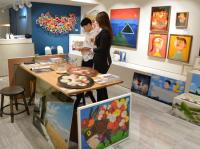 “빵집이 아니에요. 미술품을 고르세요”