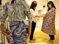 [포토] “공작새 연상시키는 우아한 가을 코트”