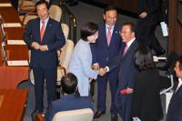 자유한국당 의원들과 인사하는 유은혜 후보자