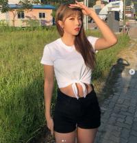 홍진영, 개미 허리 몸매 인증샷 공개 “월요병 훠이훠이” 