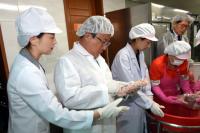 [포토] 김석준 부산시교육감, 급식실 위생·안전 상태 점검